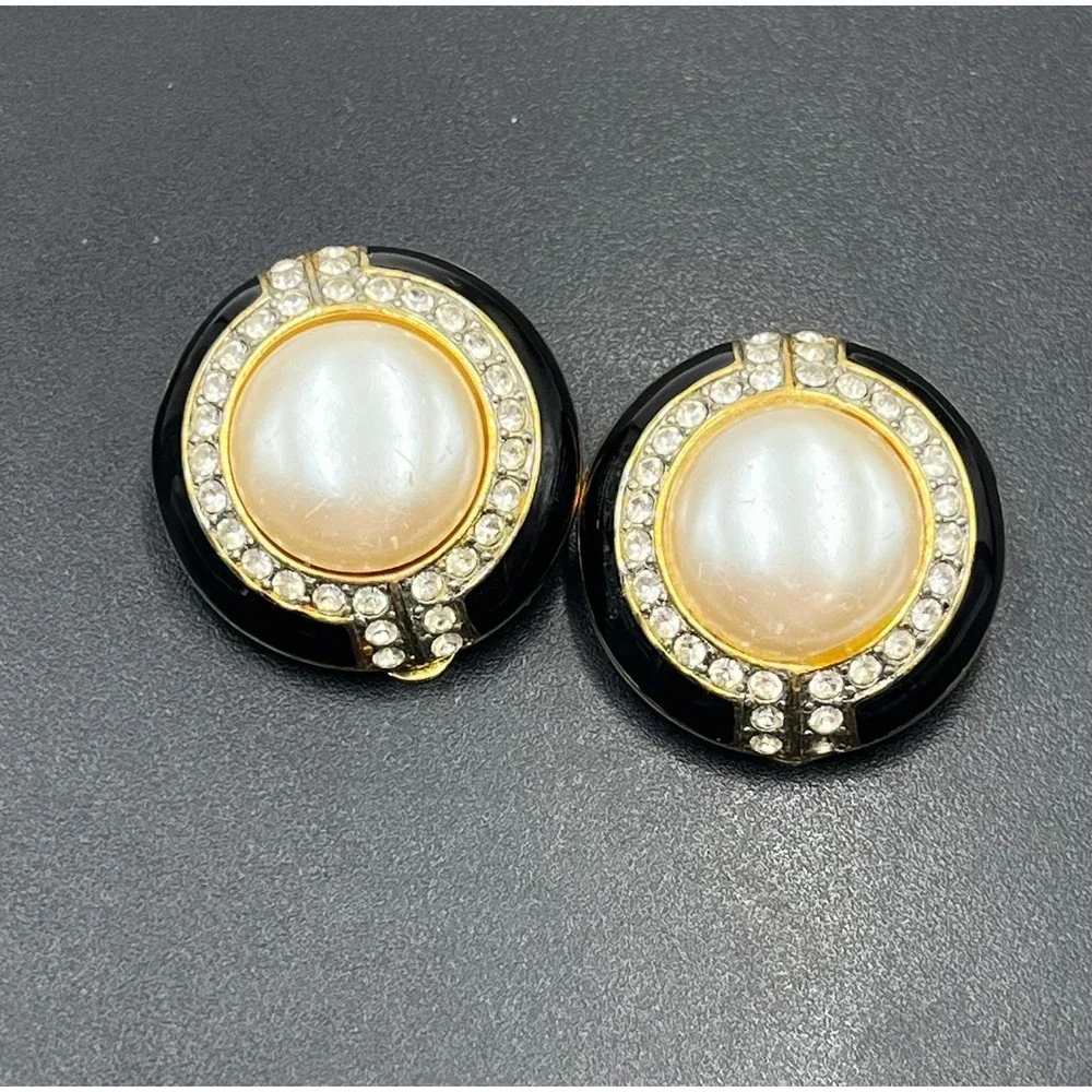 Kenneth Lane KJL Vinatge Pearl Rhinestone Black Enamel Gold Tone Clip on Earring - Picture 7 of 11